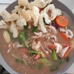 ราดหน้าหมู เส้นใหญ่ทอด