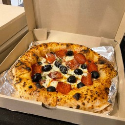 Pizza Calabrese  (พิซซ่าคาลาเบรเซ่) พิซซ่าซาลามี่รสเผ็ดมะกอกดำ M