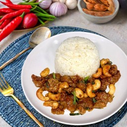 ไก่กรอบ ผสมกุ้ง ผัดเม็ดมะม่วง