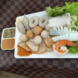 บู๊เซ้งเย็นตาโฟ ปลากระพง/ลูกชิ้นปลาเยาวราช ตลาดร่มเกล้ามหิดลศาลายา