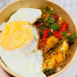 ข้าวราดกระเพราปลากระป๋องกับข้าวสวยร้อนๆและไข่ดาว