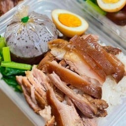 เมย์ข้าวขาหมูรสเด็ด หน้าCJ.more สุขาภิบาล5