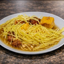 กุยช่ายขาวผัดเต้าหู้ไข่หมูกรอบ