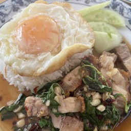 กระเพราพริกแห้งหมูกรอบ