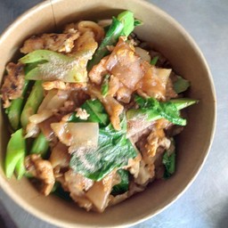 เส้นใหญ่ผัดซีอิ้วหมู