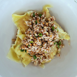 เกี๊ยวอวบลวกต้มยำแห้ง