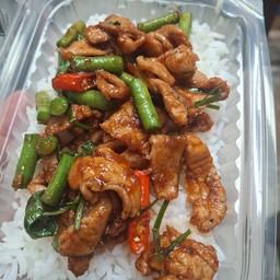 ข้าวผัดพริกแกง หอม ๆ ทานคู่กับข้าวร้อน ๆผัดพร้อมใบโหระพา หอมคู่กันมันแซ่บ