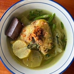 ก๋วยเตี๋ยวไก่ขมิ้น น้ำใส