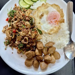 ข้าวกระเพรา 2 โป๊ะ+ไข่ดาว ( หมูสับหรือเนื้อสับ)(ราคารวมไข่ดาวแล้ว)