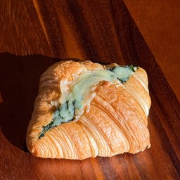 Spinach Cheese Croissant (ครัวซองค์ผักโขมชีส)