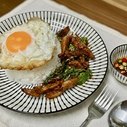 ข้าวกะเพราหมูแดดเดียวทอด