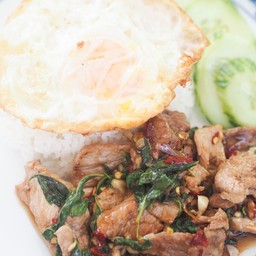กระเพราพริกแห้งหมูชิ้น