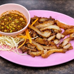 คอหมูทอดน้ําปลา