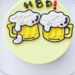 เค้กวันเกิด(วิปครีม) ไซส์1/4 P วนิลาไส้ซอสสตรอเบอร์รี่ แก้วเบียร์