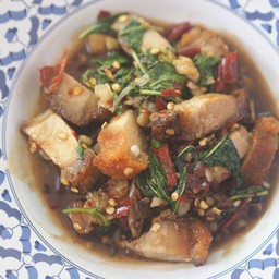 กระเพราพริกแห้งหมูกรอบ(กับข้าว)