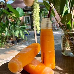 น้ำส้มคั้นสดขวดยาว