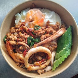 กระเพรารวมมิตรพริกแห้ง  มีหมูสับ กุ้งและปลาหมึกทานกับข้าวหอมนุ่มๆ