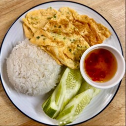 ข้าวไข่เจียว ใส่หอมหัวใหญ่และต้นหอม