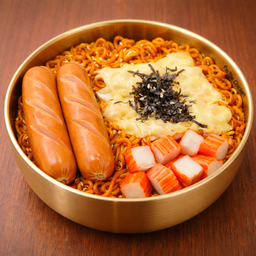 มาม่าเกาหลีไส้กรอกรมควันปูอัดและชีส