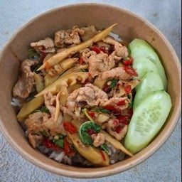 ผัดกะเพราหมูชี้นหน่อไม้ ราดข้าว