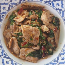 กระเพราพริกแห้งหมูชิ้น(กับข้าว)