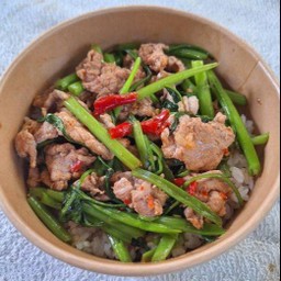 ผัดผัดบุ้งหมูชี้น ราดข้าว