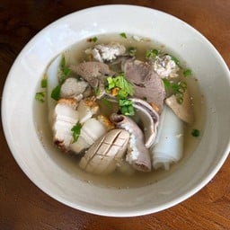 ก๋วยจั๊บเครื่องครบ