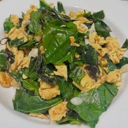 ข้าวราดใบเหลียงผัดไข่