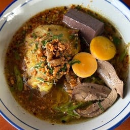 ก๋วยเตี๋ยวไก่ขมิ้น ต้มยำ(ในรูป เป็นแบบเพิ่มตับและไข่อ่อน
