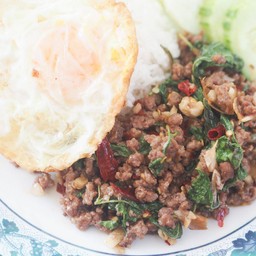 กระเพราพริกแห้งเนื้อสับ