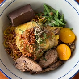 ก๋วยเตี๋ยวไก่ขมิ้น แห้งต้มยำ(ในรูปเป็นเเบบ เพิ่มตับและไข่อ่อน)