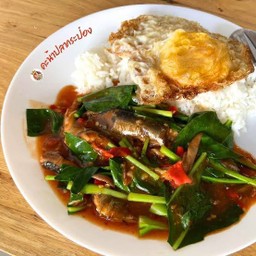 ข้าวคะน้าปลากระป๋องกับข้าวสวยร้อนๆและไข่ดาว