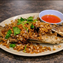 ปลากะพงทอดกระเทียม