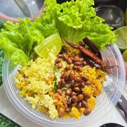 ยำแหนมข้าวทอด&เกี๊ยวซ่าทอดกรอบ สายกลาง