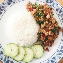 กระเพราพริกแห้งหมูสับ
