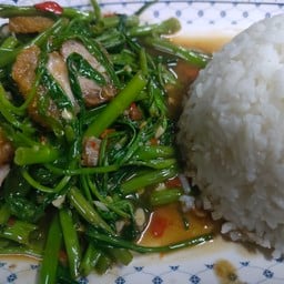 ข้าวราดผักบุ้งหมูกรอบ