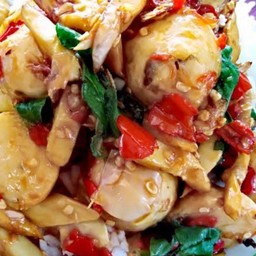 ข้าวราดกระเพราลูกชิ้นเนื้อเอ็น(หน่อไม้)+ไข่ดาว