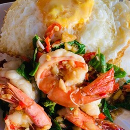 ข้าวกะเพรากุ้งหมูสับไข่ดาว