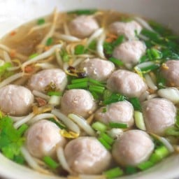 ก๋วยเตี๋ยวแชมป์ หมูตุ๋น เนื้อตุ๋น ซอยโรบอท