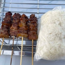 หมูปิ้ง 4 ไม้ พร้อมข้าวเหนียว 1 ห่อ