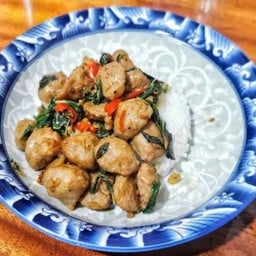 ข้าวกระเพราเอาไปคลุกกะทะ(ลูกชิ้นเนื้อเอ็นหน่อไม้+ไข่ดาว)