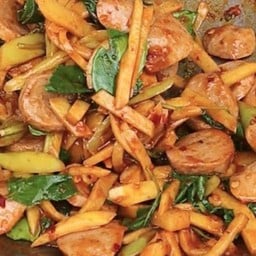 ข้าวผัดพริกเเกงลูกชิ้นเนื้อเอ็นใส่หน่อไม้+ไข่ดาว