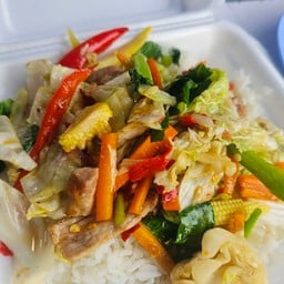 ข้าวราดผัดผักรวมใส่พริก
