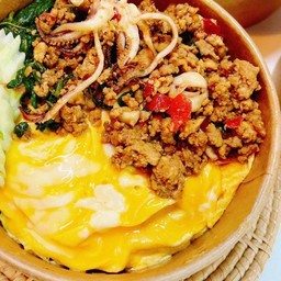 ข้าวกะเพราหมึกหมูสับไข่ข้น