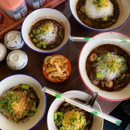 ก๋วยเตี๋ยวเรือนรกแตก บรรพตพิสัย