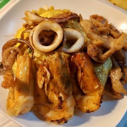 ผัดไทห่อไข่รวม(ไก่+กุ้ง+หมึก+หอยแมลงภู่+หอยลาย)