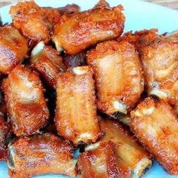 ซี่โครงหมูทอดกระเทียม Fried pork ribs with garlic