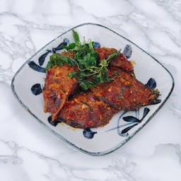 เนื้อปลาดุกทอดทอดผัดพริกแกง