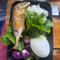 ข้าวชุดน้ำพริกกะปิไข่ต้มไข่ปลาทู