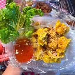 ข้าวเหนียวหมูทอด by เดียร์ - ตลาดหัวอิฐ